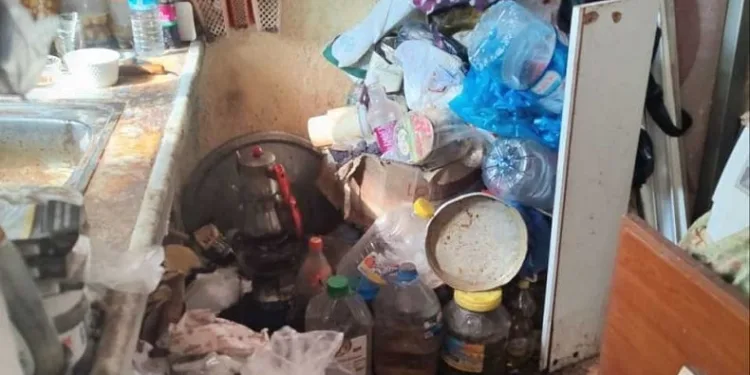 Bursa’da evden kamyon dolusu çöp çıktı