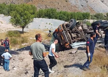 Kontrolden çıkan kamyon şarampole devrildi