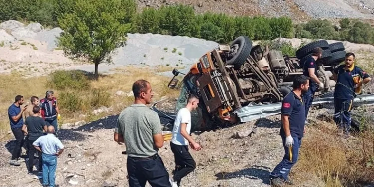 Kontrolden çıkan kamyon şarampole devrildi