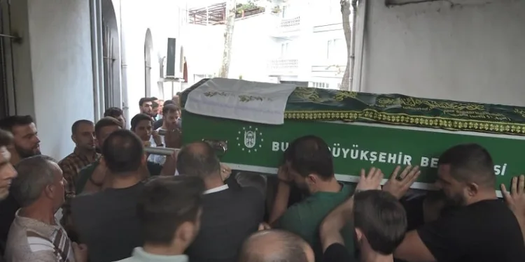 Bursa’da gece kulübünde çıkan kavgada ölen genç toprağa verildi