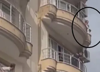 Annesini balkondan atmaya çalıştı