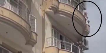 Annesini balkondan atmaya çalıştı
