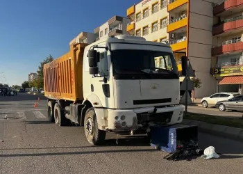 Freni boşalan kamyon araçların arasına daldı