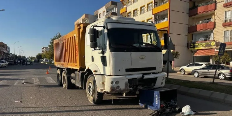 Freni boşalan kamyon araçların arasına daldı