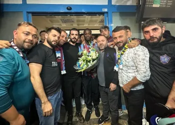 Trabzonspor taraftarı, yeni transfer Nicolas Pepe’yi coşkuyla karşıladı