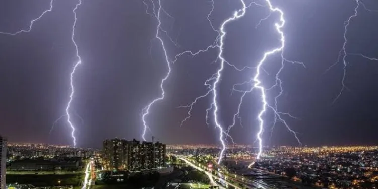 İstanbul Havalimanı’na yıldırım düştü