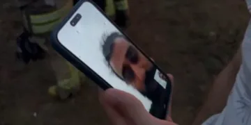 Çatıda mahsur kalan işçi kardeşiyle görüntülü konuştu: “Çok üşüyorum”