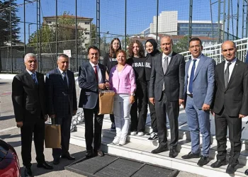Başkan Dündar, öğrencileri yalnız bırakmıyor