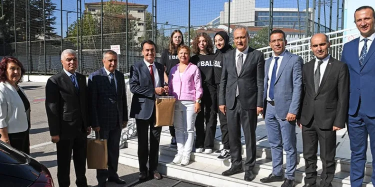 Başkan Dündar, öğrencileri yalnız bırakmıyor