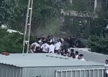 Sokak düğününde tekme ve yumruklar havada uçuştu