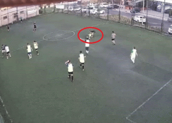 Halı sahada kalp krizi geçirdi