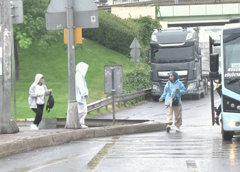 İstanbullular güne yağmurla uyandı