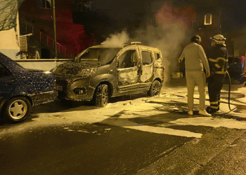 Park halindeki araç alev alev yandı