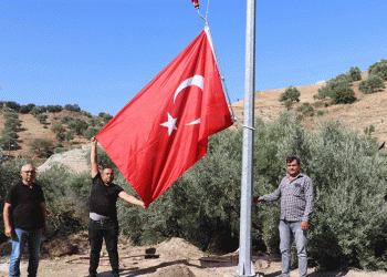 Nazilli’de yıkılan bayrak direği yenilendi