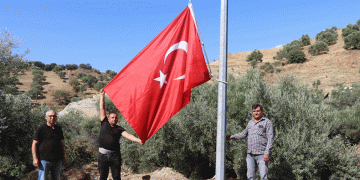 Nazilli’de yıkılan bayrak direği yenilendi