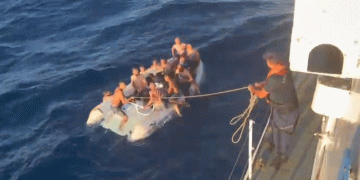 Bodrum’da göçmenler denizde sürüklendi
