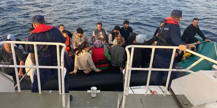 52 düzensiz göçmen kurtarıldı