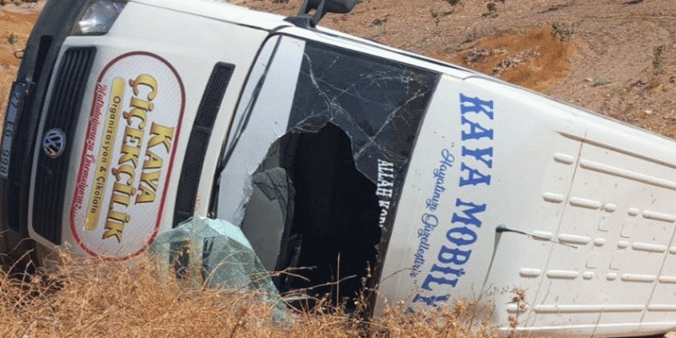 Şanlıurfa’da minibüs devrildi: 2 yaralı