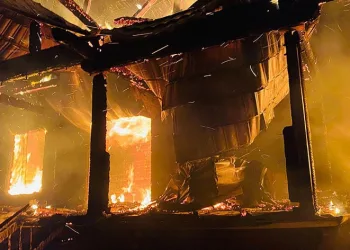 Kars’ta kütük ev alev alev yanıyor