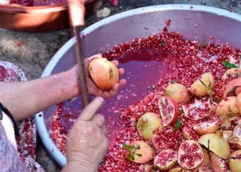 Kış hazırlıkları narların kaynatılmasıyla başladı