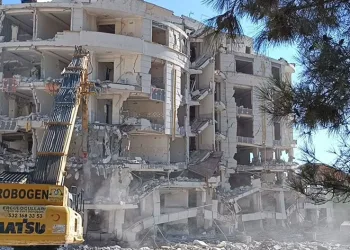 Beyaz Saray Apartmanı yıkılmaya başlandı