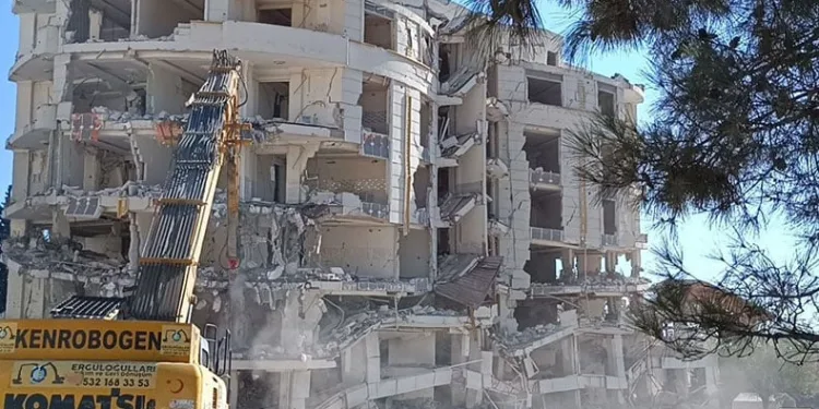 Beyaz Saray Apartmanı yıkılmaya başlandı