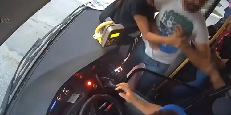 Yolcu sayısı fazla diye otobüs şoförünü tokatladı