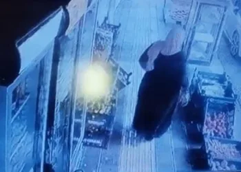 Müşteri gibi gelip hırsızlık yaptı