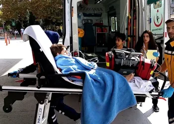 Bursa’da gölete düşen çocukları babaları kurtardı