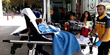 Bursa’da gölete düşen çocukları babaları kurtardı