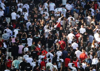 Beşiktaş taraftarından sessiz protesto