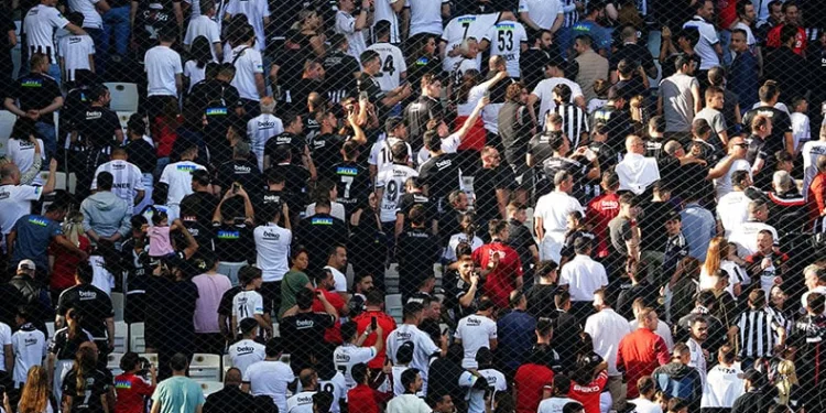 Beşiktaş taraftarından sessiz protesto