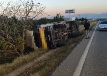 Kamyon yuvarlanmaktan son anda kurtuldu