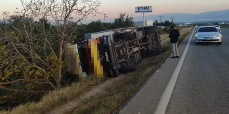 Kamyon yuvarlanmaktan son anda kurtuldu