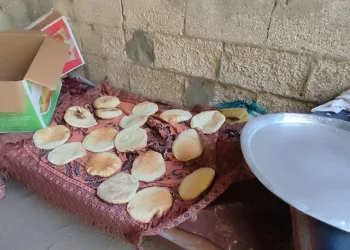 Gazze’de ekmek için kil fırın kullanılmaya başlandı