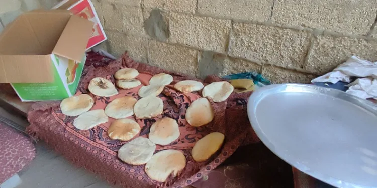 Gazze’de ekmek için kil fırın kullanılmaya başlandı