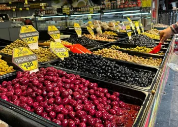 Rengârenk zeytinler tezgâhları süslüyor