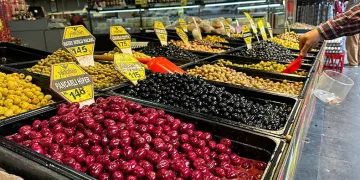 Rengârenk zeytinler tezgâhları süslüyor