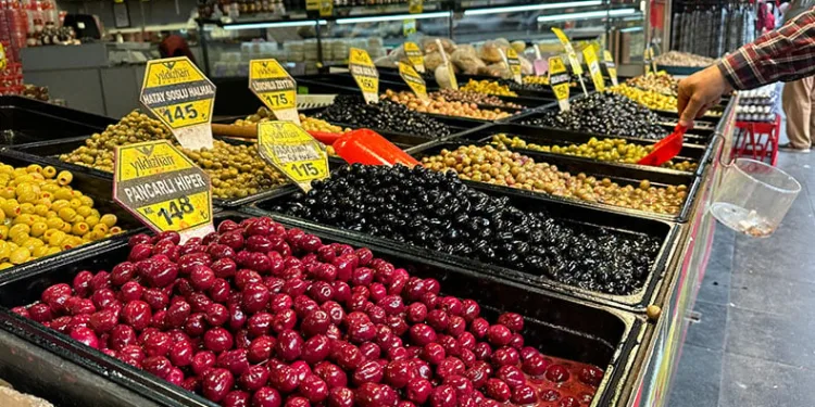 Rengârenk zeytinler tezgâhları süslüyor