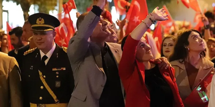 Gemlik’te Cumhuriyet coşkusu meydanlara sığmadı