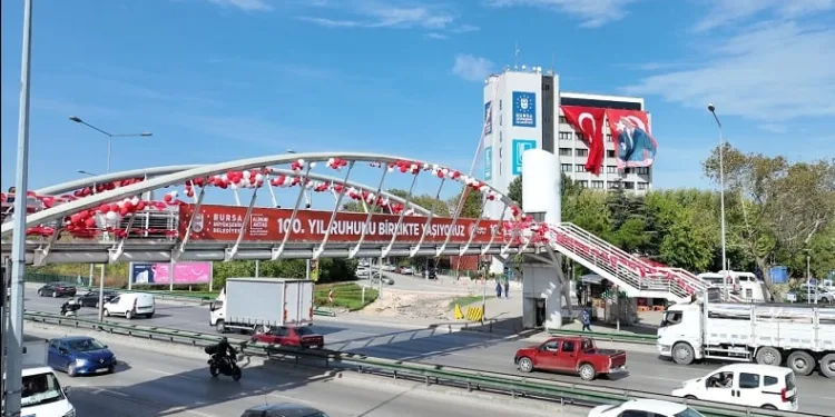 Bursa kırmızı-beyaza büründü