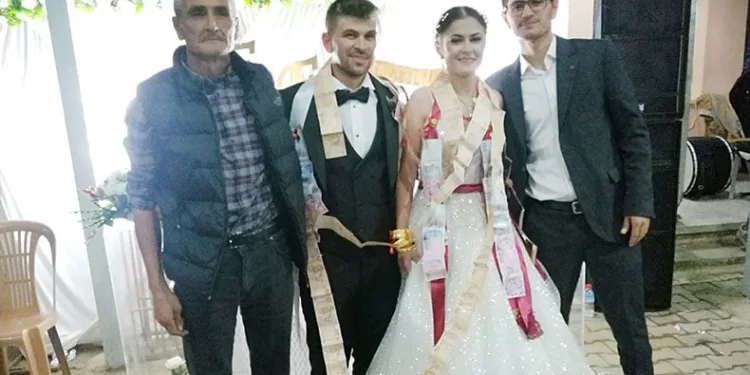 Gelin ve damada 8 metrelik ‘para zinciri’