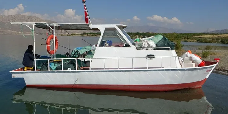 Karakaya Barajı balıkçıların ekmek teknesi