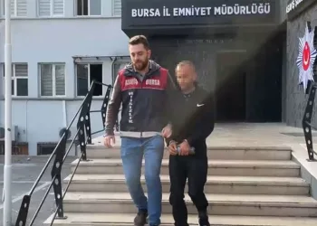 Bursa’da park halindeki aracı soydu