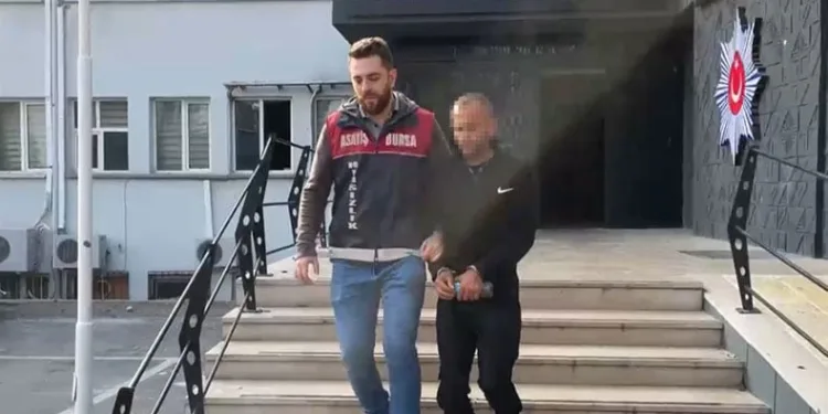 Bursa’da park halindeki aracı soydu