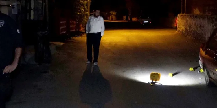 Polisin gazetecileri uzaklaştırdı o elini kolunu salla sallaya gezdi