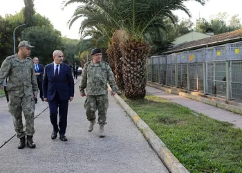 Vali askeri harayı ziyaret etti