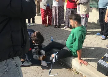 Motosikletle şaha kalktı, kaza yapınca ayağı kırıldı