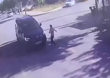 Aracın çarptığı çocuk yola savruldu