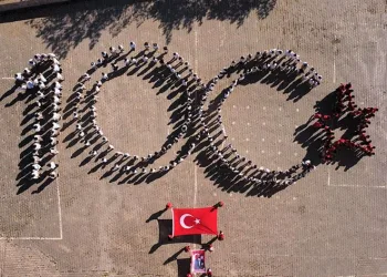 Öğrencilerden 100. yıl koreografisi